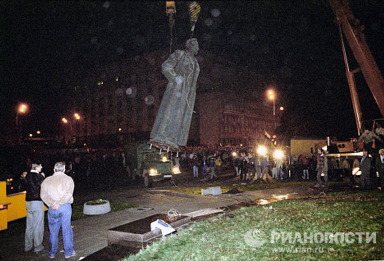 Демонтаж памятника Ф.Э.Дзержинскому в Москве Демонтаж памятника Ф.Э.Дзержинскому в Москве