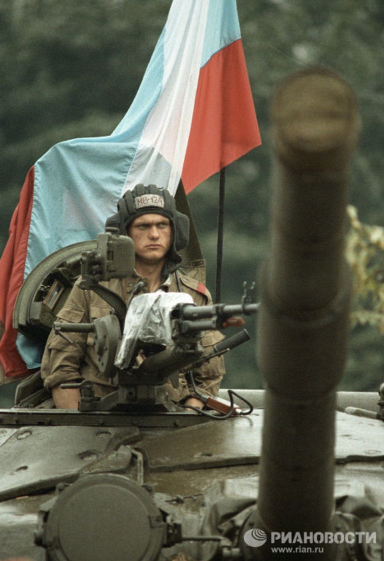 Военнослужащий танкового подразделения, вставшего на защиту Президента РСФСР во время августовского путча 1991 г. Военнослужащий танкового подразделения, вставшего на защиту Президента РСФСР во время августовского путча 1991 г.