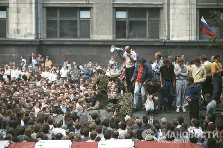 Участники митинга на одной из улиц Москвы 19 августа 1991 года Участники митинга на одной из улиц Москвы 19 августа 1991 года