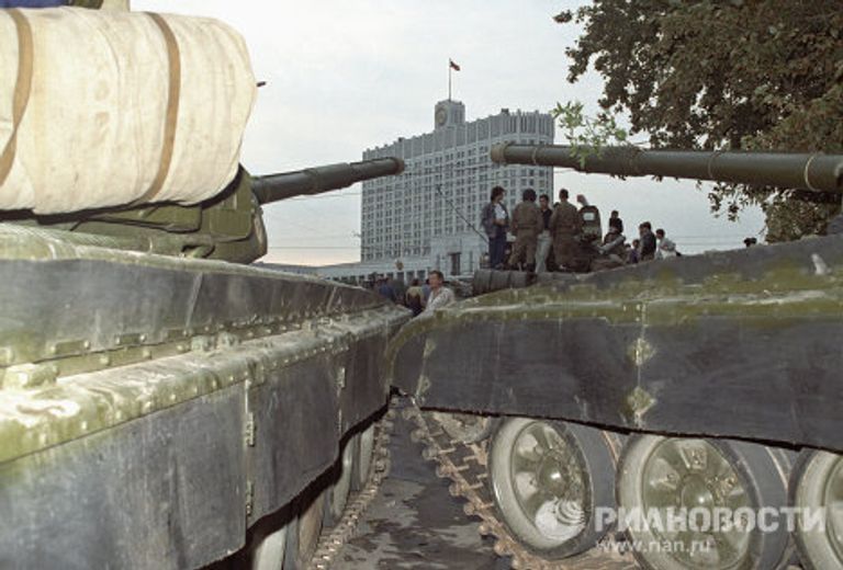 Защитники Белого дома разговаривают с бойцами Защитники Белого дома разговаривают с бойцами