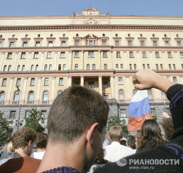 Демонстранты на Лубянской площади протестуют против участия КГБ в путче. Демонстранты на Лубянской площади протестуют против участия КГБ в путче.