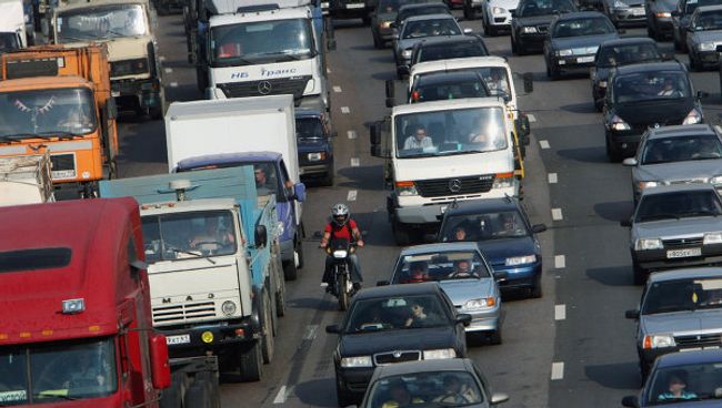 Движение транспорта на МКАД. Архив