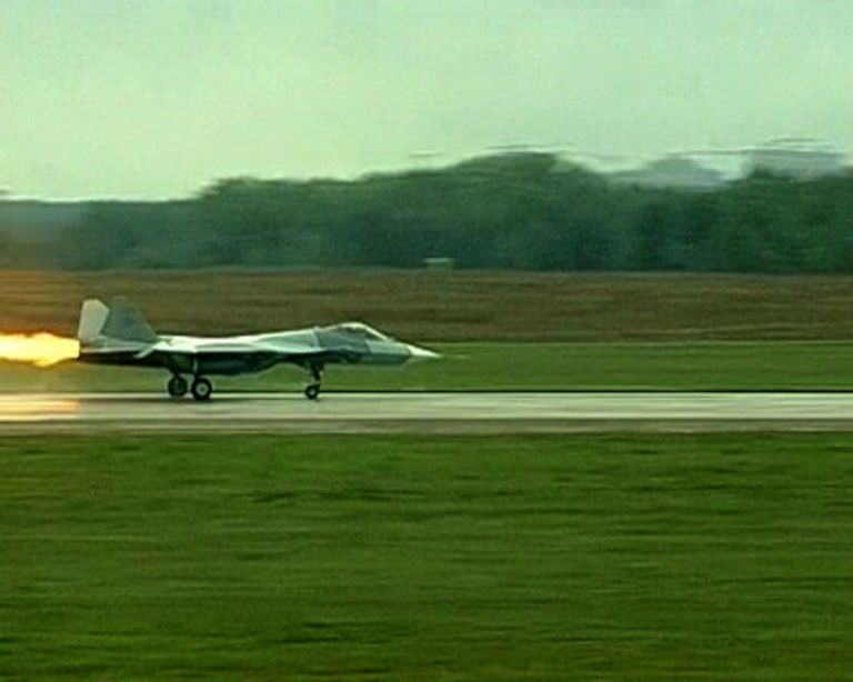 Истребитель Т-50 совершил аварийную посадку на авиасалоне МАКС-2011 Истребитель Т-50 совершил аварийную посадку на авиасалоне МАКС-2011