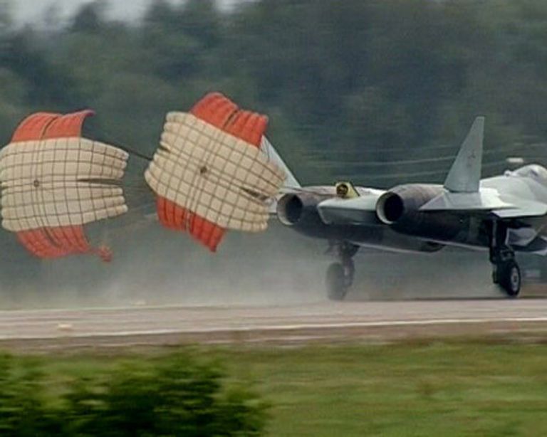 Истребитель Т-50 совершил аварийную посадку на авиасалоне МАКС-2011 Истребитель Т-50 совершил аварийную посадку на авиасалоне МАКС-2011