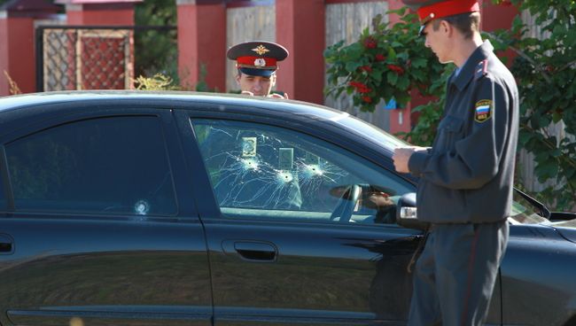 Сотрудники правоохранительных органов на месте происшествия, где был застрелен глава Сергиева Посада Евгений Душко. Архивное фото Сотрудники правоохранительных органов на месте происшествия, где был застрелен глава Сергиева Посада Евгений Душко. Архивное фото