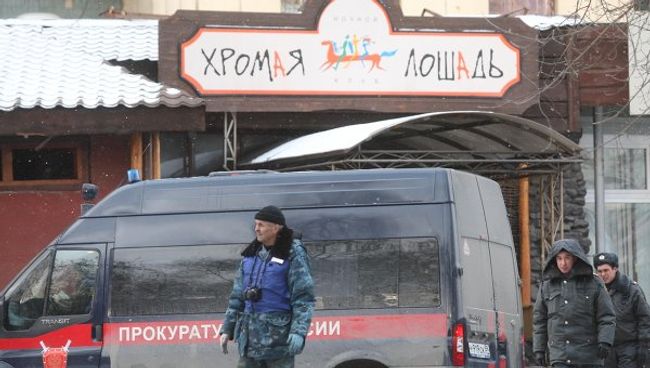 У кафе-бара Хромая лошадь в Перми, где произошел пожар