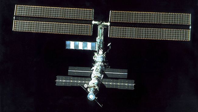 Экипаж МКС успешно ушел от осколка