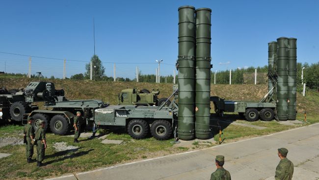 С-400 Триумф охраняет воздушные рубежи Москвы. Архивное фото