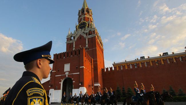 Церемония развода пеших и конных караулов на Красной площади.