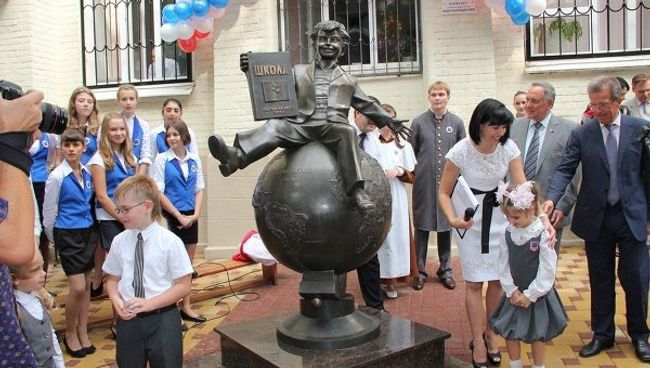 Памятник первокласснику открыли в Ростове-на-Дону Памятник первокласснику открыли в Ростове-на-Дону