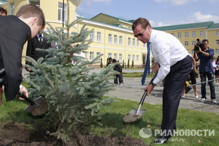 Президент РФ Д.Медведев посетил в день открытия Ставропольское президентское кадетское училище Президент РФ Д.Медведев посетил в день открытия Ставропольское президентское кадетское училище