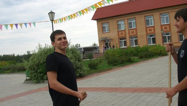 Давид Цирихов убирает с одноклассниками территорию лицея Давид Цирихов убирает с одноклассниками территорию лицея