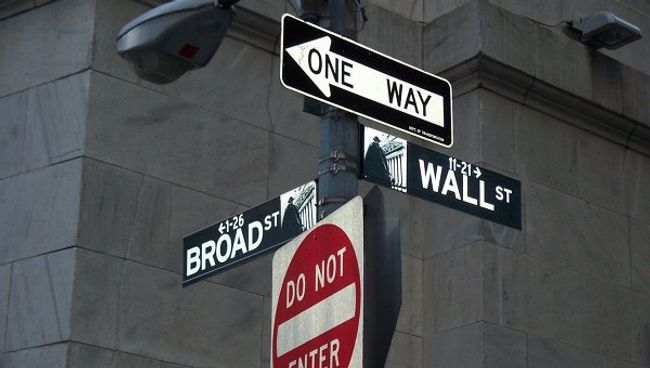 Указатель на Wall Street в Нью-Йорке