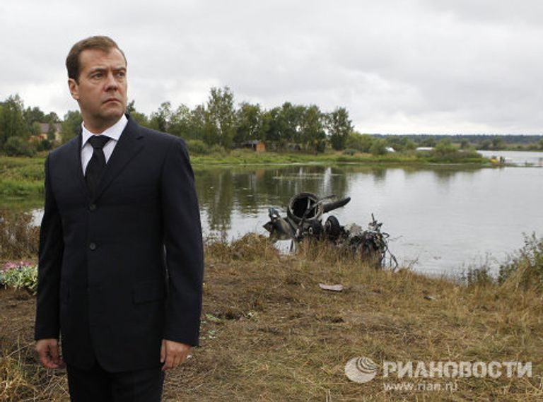 Президент РФ Д.Медведев возложил цветы на месте крушения самолета Як-42 под Ярославлем Президент РФ Д.Медведев возложил цветы на месте крушения самолета Як-42 под Ярославлем