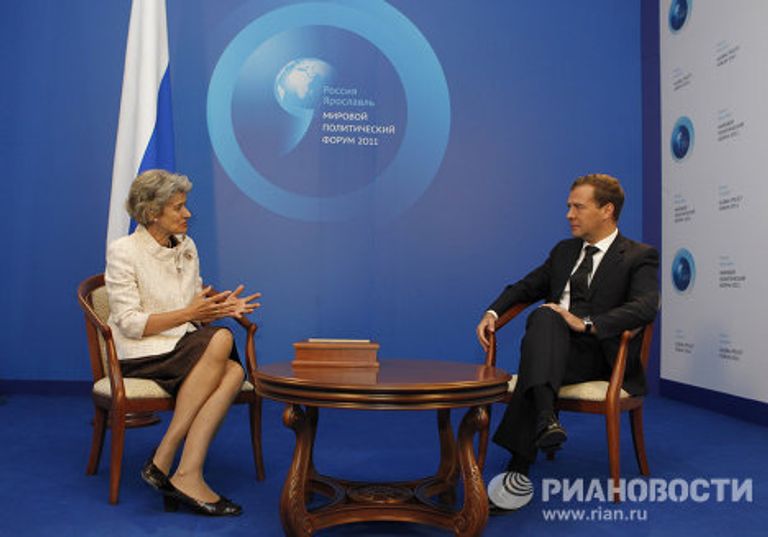 Президент России Дмитрий Медведев беседует с генеральным директором ЮНЕСКО Ириной Боковой в рамках Мирового политического форума в Ярославле Президент России Дмитрий Медведев беседует с генеральным директором ЮНЕСКО Ириной Боковой в рамках Мирового политического форума в Ярославле