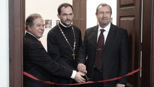 Генеральный консул РФ Андрей Будаев, священник Василий Гелеван и президент бразильской академии философии Жуан Модерну открывают выставку Россия православная