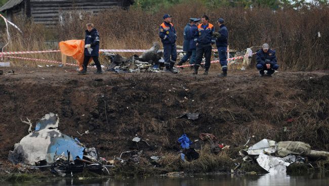 На месте крушения самолета Як-42 в поселке Туношна продолжаются работы