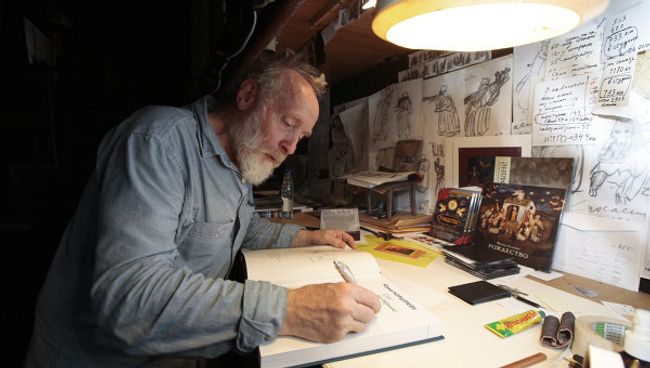 Художник-мультипликатор Юрий Норштейн продает и подписывает свои книги всем желающим