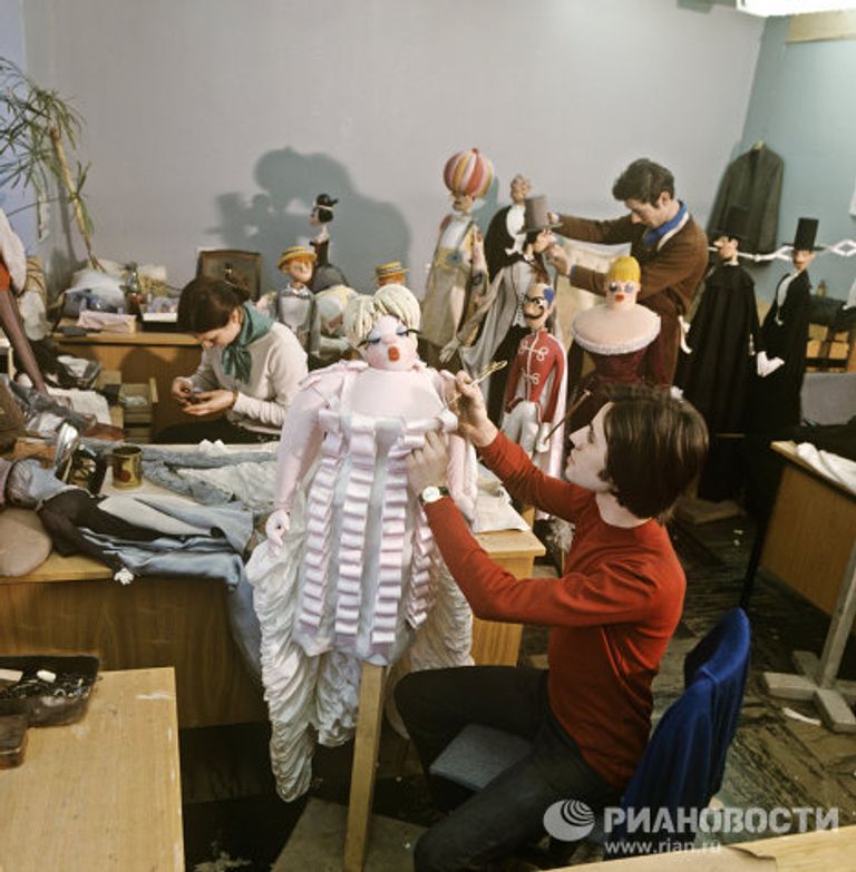 В цехе, где делают куклы для спектаклей В цехе, где делают куклы для спектаклей