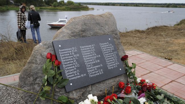 Траурные мероприятия на месте крушения самолета Як-42. Архивное фото