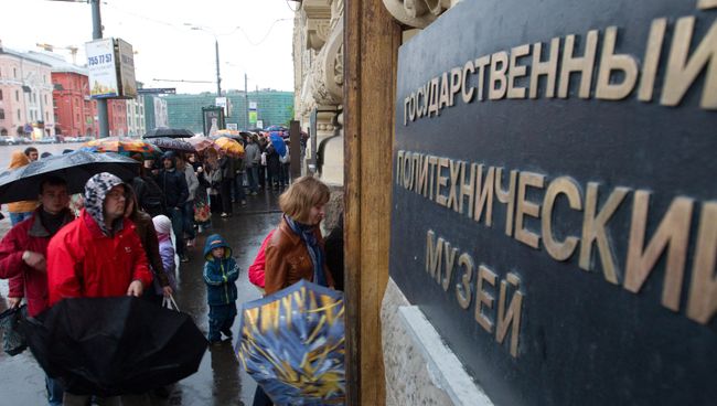 У входа в Государственный политехнический музей У входа в Государственный политехнический музей
