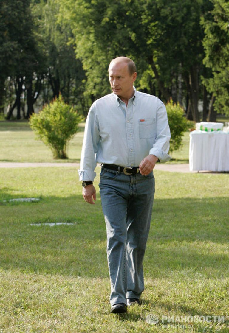 Президент РФ В. Путин встретился с представителями молодежных движений России Президент РФ В. Путин встретился с представителями молодежных движений России