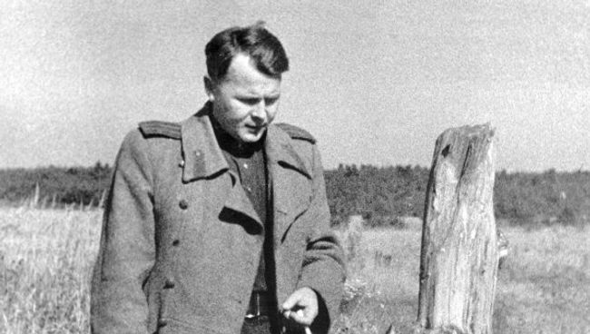Поэт А. Твардовский в родной деревне Загорье на Смоленщине. Архив