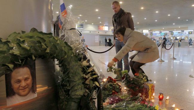 Возложение цветов на месте теракта в аэропорту Домодедово Возложение цветов на месте теракта в аэропорту Домодедово
