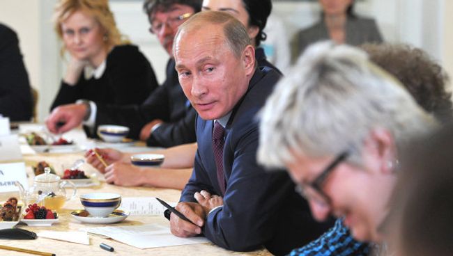 Премьер-министр РФ В.Путин провел встречу с писателями и представителями Российского книжного союза Премьер-министр РФ В.Путин провел встречу с писателями и представителями Российского книжного союза