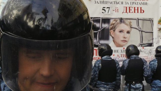 Сотрудники украинской милиции возле здания Печерского суда в Киеве Сотрудники украинской милиции возле здания Печерского суда в Киеве
