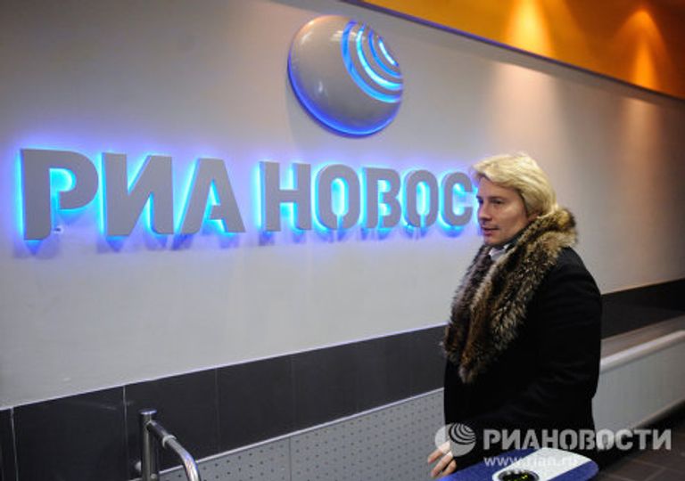 Певец Николай Басков перед началом съемок передачи Музыкальные пристрастия с Артуром Гаспаряном Певец Николай Басков перед началом съемок передачи Музыкальные пристрастия с Артуром Гаспаряном
