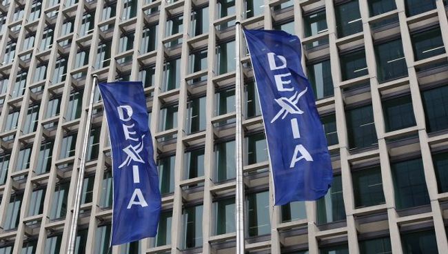 Флаги бельгийско-французской банковской группы Dexia на здании офиса компании в Брюсселе 