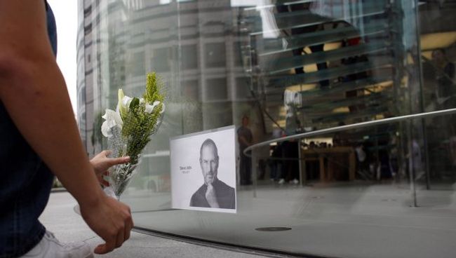 Люди несут цветы к магазину Apple в память о Стиве Джобсе Люди несут цветы к магазину Apple в память о Стиве Джобсе