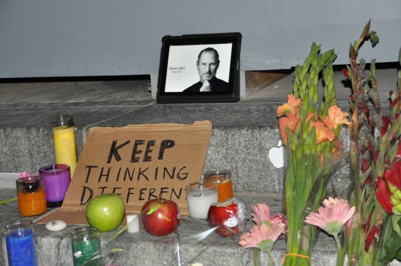 Поклонники скорбят о кончине основателя Apple Стива Джобса в Нью-Йорке Поклонники скорбят о кончине основателя Apple Стива Джобса в Нью-Йорке - РИА Новости, 1920, 17.07.2026