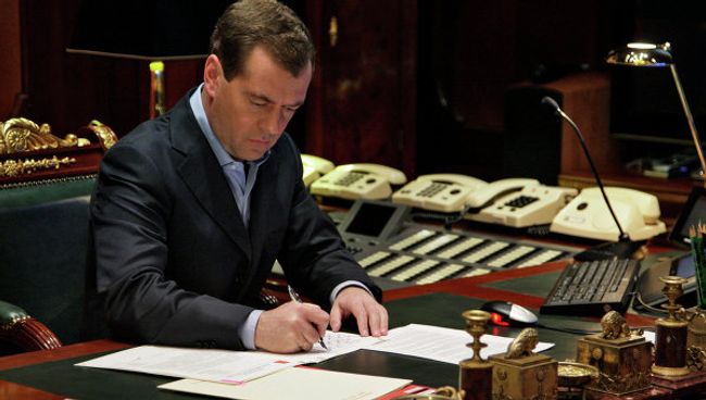 Президент России Дмитрий Медведев в рабочем кабинете. Архив