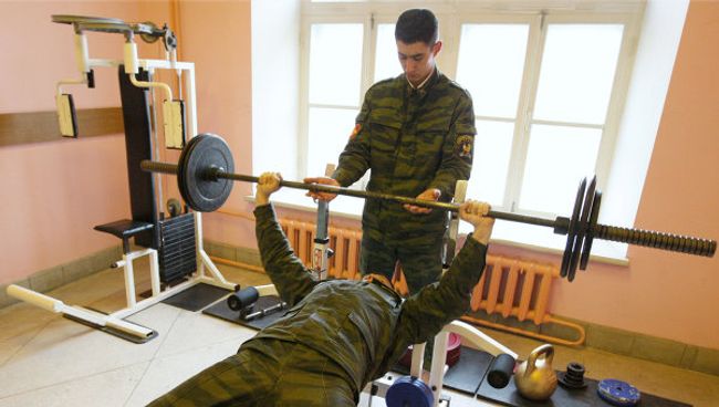Военнослужащие в тренажерном зале. Архив