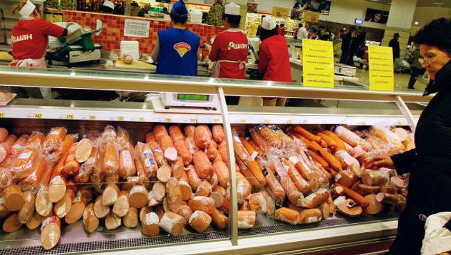 В отделе мясной продукции гипермаркета Ашан. Архивное фото