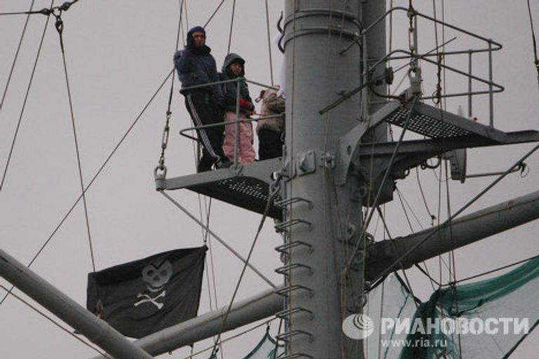 На крейсере Аврора вывесили пиратский флаг Веселый Роджер На крейсере Аврора вывесили пиратский флаг Веселый Роджер
