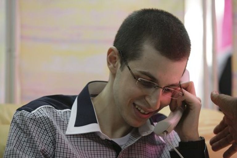 Гилад Шалит впервые после пяти лет плена разговаривает со своей семьей по телефону Гилад Шалит впервые после пяти лет плена разговаривает со своей семьей по телефону