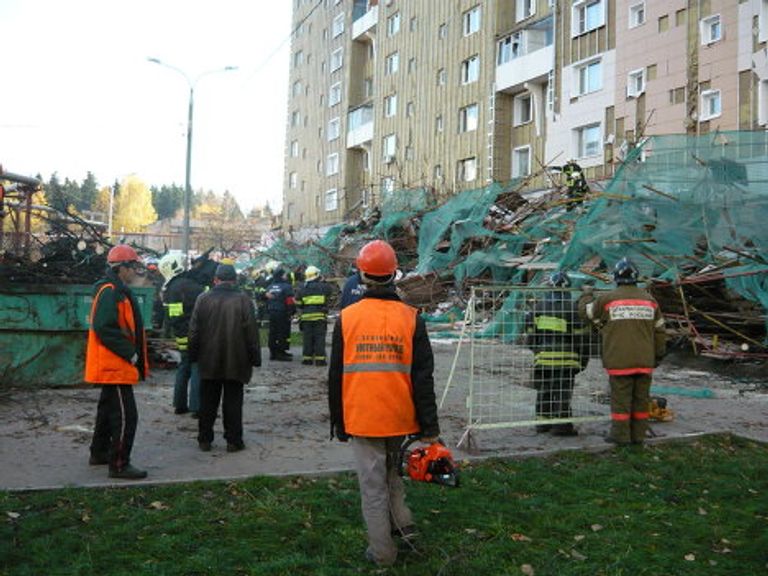 Последствия падения строительных лесов в Зеленограде Последствия падения строительных лесов в Зеленограде