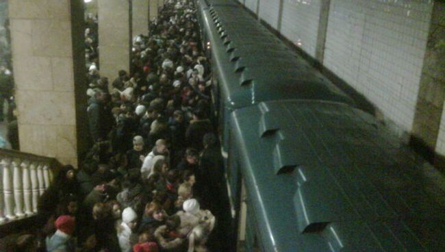 Пассажиры метро на станции Парк Культуры