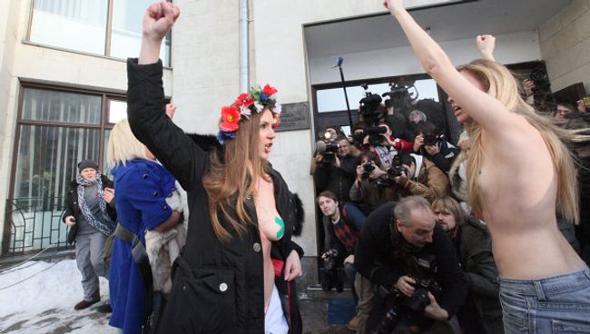 Участницы женского движения FEMEN во время акции протеста на избирательном участке в Киеве