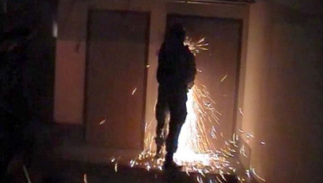 Полицейские взломали двери подпольного казино с помощью болгарки