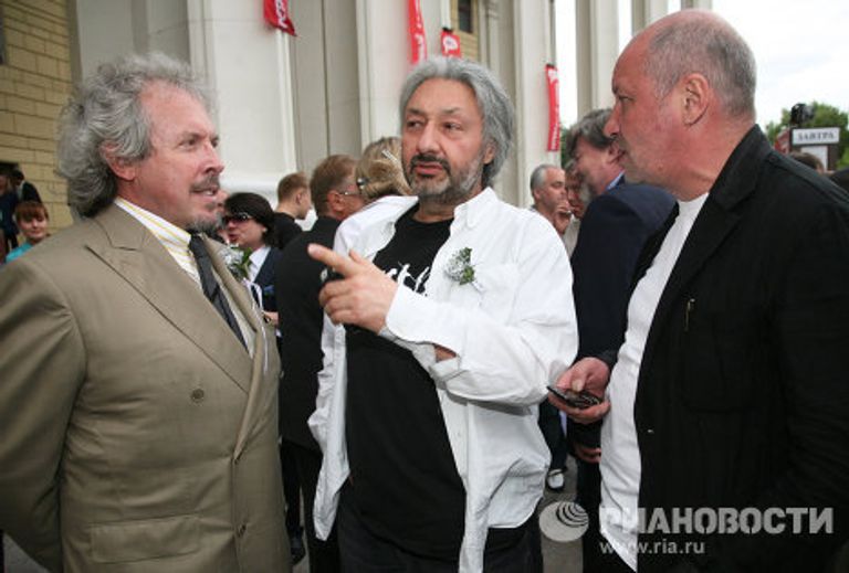 Андрей Макаревич, Стас Намин и Андрей Васильев на XIII-ой церемонии вручения премии Серебряная калоша в Москве (2009 г.) Андрей Макаревич, Стас Намин и Андрей Васильев на XIII-ой церемонии вручения премии Серебряная калоша в Москве (2009 г.)