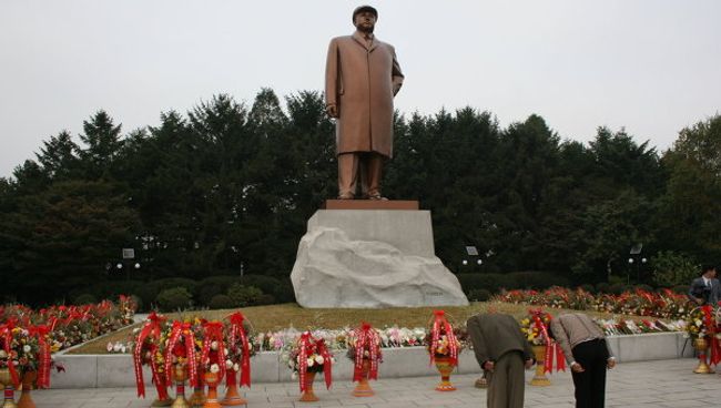 Возложение цветов и поклон памятнику Ким Ир Сена. Архив Возложение цветов и поклон памятнику Ким Ир Сена. Архив