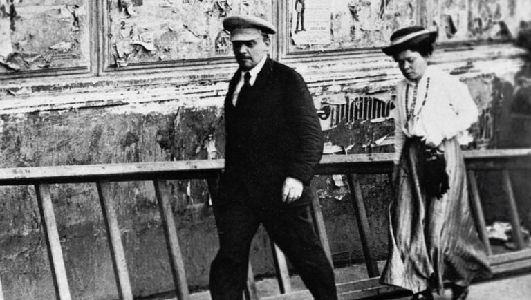 Владимир Ильич Ленин и Мария Ильинична Ульянова направляются в Большой театр на заседание V Всероссийского съезда Советов Владимир Ильич Ленин и Мария Ильинична Ульянова направляются в Большой театр на заседание V Всероссийского съезда Советов