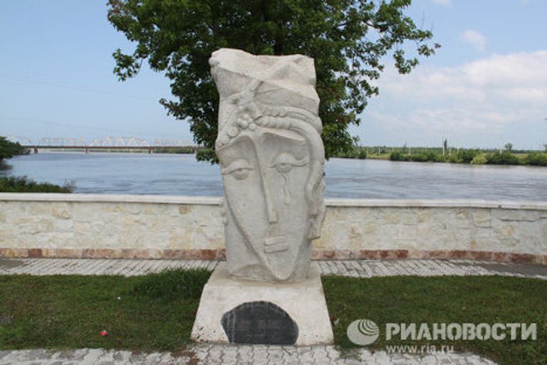 Памятник плачущей матери по погибшим сыновьям на войне в городе Поти Памятник плачущей матери по погибшим сыновьям на войне в городе Поти