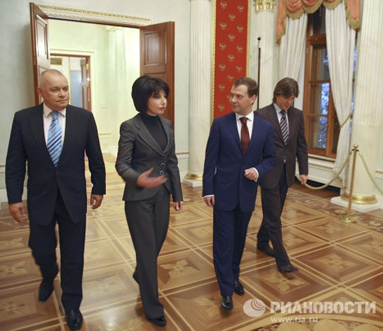 Президент России Дмитрий Медведев дал интервью по итогам 2008 года российским телеканалам Первый, Россия и НТВ Президент России Дмитрий Медведев дал интервью по итогам 2008 года российским телеканалам Первый, Россия и НТВ