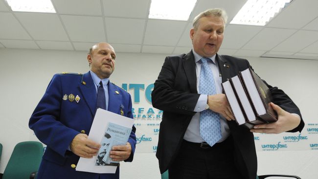 Старший следователь-криминалист ГУ СК Владимир Соловьев (слева) и адвокат Дома Романовых Герман Лукьянов (справа)
