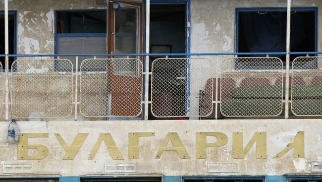 Теплоход Булгария отбуксирован к берегу